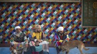 Para penganut sufi Karkariya bersama anjing di sela-sela perayaan Maulid Nabi Muhamad SAW.