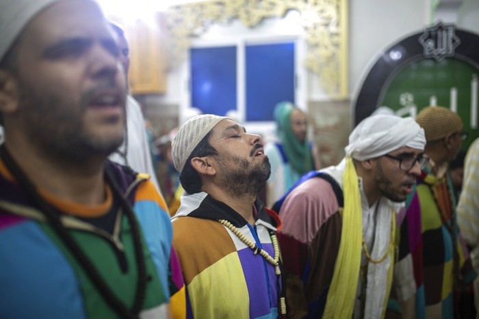 Para sufi Karkariya mengenakan jubah warna-warni saat perayaan Maulid Nabi Muhammad, di Maroko, beberapa waktu lalu. Sejumlah doa dipanjatkan di kampung sufi itu. Syahdu.
