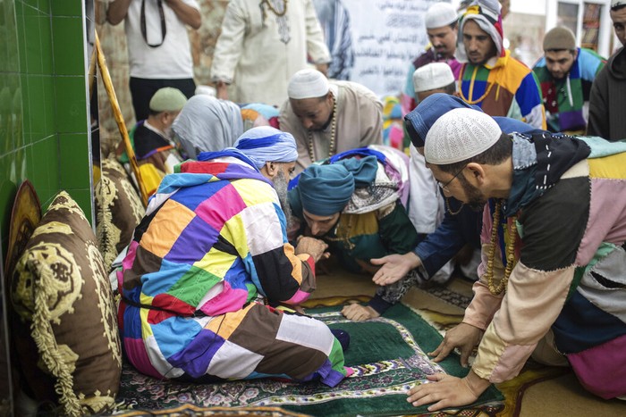 Para sufi Karkariya mengenakan jubah warna-warni saat perayaan Maulid Nabi Muhammad, di Maroko, beberapa waktu lalu. Sejumlah doa dipanjatkan di kampung sufi itu. Syahdu.