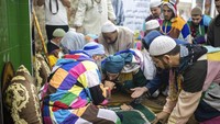 Para penganut sufi mencium tangan pemimpin mereka, Shaykh Muhammad Fawziy Al Karkariy Al Hassani Al Idrissi. Tarekat ini mempunyai identitas yang unik yakni baju tambal sulam dengan warna bermacam-macam.