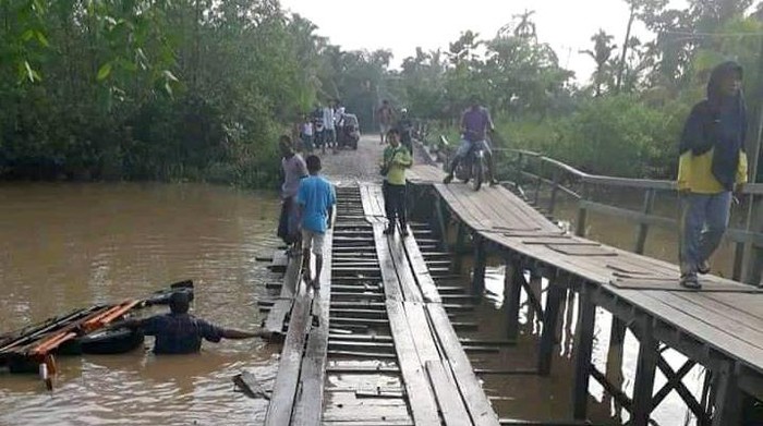 Tolong! Kondisi Jembatan di Riau Ini Memprihatinkan-Bahayakan Warga Kondisi jembatan penghubung antar kecamatan di Riau ini tampak memprihatinkan. Jembatan itu putus dan kini hanya diperbaiki seadanya agar dapat digunakan warga.