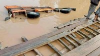 Warga menyebut banyak pengendara yang jatuh dan terperosok di jembatan darurat itu. Terutama yang nekat melintas saat air pasang dan merendam jembatan. Foto: Istimewa (Dok. Warga).
