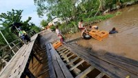 Kondisi jembatan penghubung lebih dari 4 kecamatan di Indragiri Hilir, Riau ini sangat memprihatinkan. Jembatan permanen itu putus dan kini hanya diperbaiki agar dapat dilalui darurat. Foto: Istimewa (Dok. Warga).