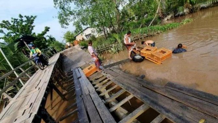 Kondisi jembatan penghubung antar kecamatan di Riau ini tampak memprihatinkan. Jembatan itu putus dan kini hanya diperbaiki seadanya agar dapat digunakan warga.
