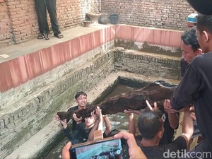 Melihat Tradisi Penyucian Kayu Keramat Peninggalan Pangeran Walangsungsang