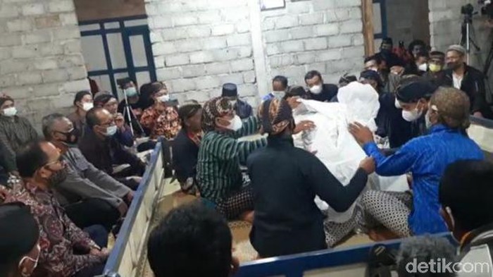 Masyarakat Gunungkidul khususnya di Pedukuhan Mendak, Kalurahan Girisekar, Kapanewon Panggang, Kabupaten Gunungkidul setuap tahun selalu melakukan tradisi unik yakni membuka Cupu Panjala.  Masyarakat meyakini hasil pembukaan cupu sebagai perkiraan yang akan terjadi satu tahun ke depan.