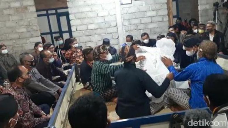 Tradisi Tahunan Buka Cupu Panjala di Gunungkidul, Apa Hasilnya? Masyarakat Gunungkidul khususnya di Pedukuhan Mendak, Kalurahan Girisekar, Kapanewon Panggang, Kabupaten Gunungkidul setuap tahun selalu melakukan tradisi unik yakni membuka Cupu Panjala. Masyarakat meyakini hasil pembukaan cupu sebagai perkiraan yang akan terjadi satu tahun ke depan.