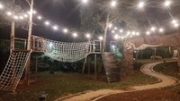 Kemudian ada juga permainan seru lainnya, seperti ferris wheel, happy swing, minitrain, driving school, sky rider, poison tower dan sepeda air. Ada juga wahana jurassic adventure lho, di mana pengunjung bisa menikmati petualangan bersama dinosaurus. dok. Trans Studio Garden