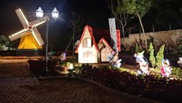 TSG menghadirkan suasana yang berbeda-beda dalam sehari. Traveler dapat menikmati suasana ceria di siang hari dan romantis di malam hari, saat sudah mulai gelap ada cahaya lentera yang menyinari. dok. Trans Studio Garden