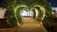 Hal yang nggak kalah menarik lainnya adalah terdapat taman yang cocok untuk dinikmati sambil bersantai. Taman-taman ini menyuguhkan pemandangan bunga yang cantik. Suasana makin asri dengan hadirnya air terjun. dok. Trans Studio Garden