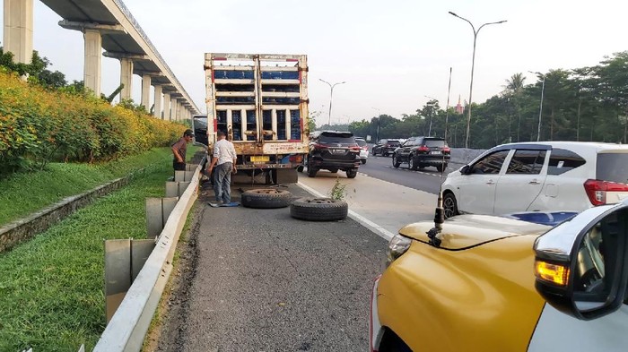 Truk fuso patah roda di Tol Jagorawi