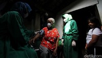 Menkes mengatakan kabupaten dan kota yang bisa mendapat booster harus sudah memenuhi 70 persen suntikan pertama dan 60 persen dosis kedua. Agung Mardika/detikcom
