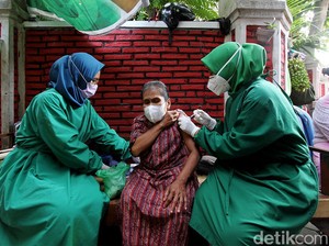 Pemerintah Targetkan Vaksinasi Lansia Dosis 1 Rampung Akhir 2021