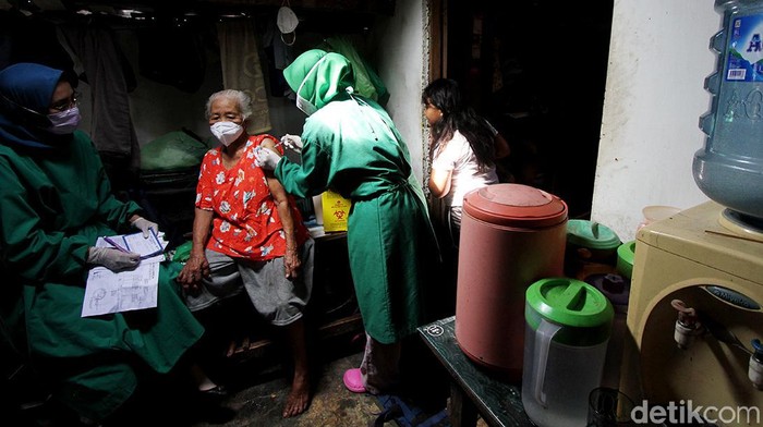 Solo gencarkan vaksinasi COVID-19 dengan gelar vaksinasi dari rumah ke rumah. Vaksinasi dari rumah ke rumah pun sasar warga dengan penyakit bawaan dan lansia.