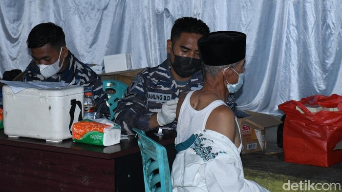 Lantamal III gelar vaksinasi massal warga di perbukitan di Cianjur.