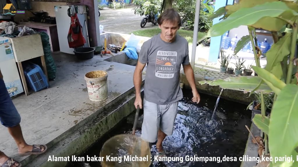 Viral Bule Swiss Jadi Tukang Ikan di Pangandaran, Jago Bahasa Sunda