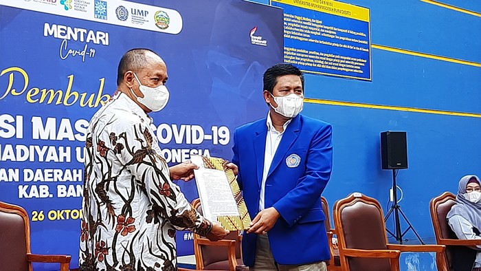 Wakil Bupati Banyumas Sadewo Tri Lastiono menyerahkan surat rekomendasi ke Rektor UMP Jebul Suroso terkait perkuliahan tatap muka.
