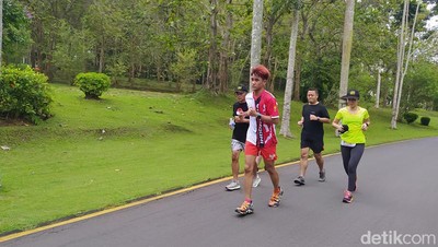 Foto: Berlari 51 Km Demi 20.000 Buku Cerita Relief Candi Borobudur