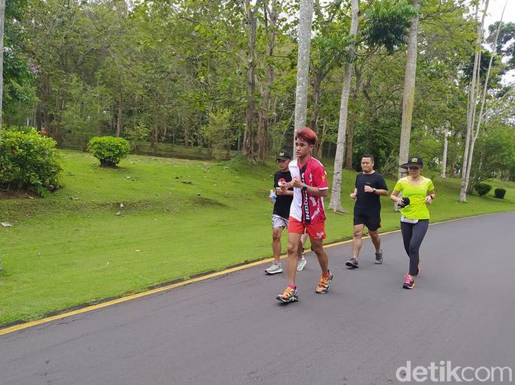 Foto: Berlari 51 Km Demi 20.000 Buku Cerita Relief Candi Borobudur
