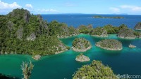 Keindahan alam dengan laut yang jernih membuat wisatawan enggan beranjak pulang.