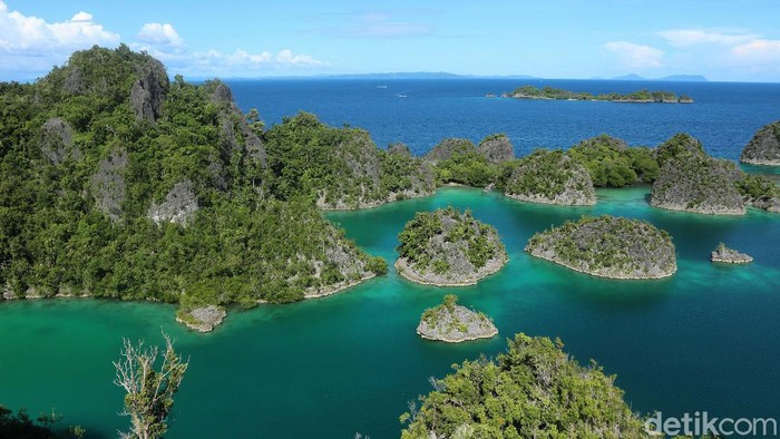 Kawasan Raja Ampat, Papua Barat, masuk wilayah zona hijau, dengan nol kasus Covid 19. Pariwisata kabupaten Raja Ampat mulai dibuka kembali.