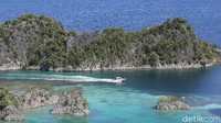 Wisatawan menikmati pemandangan geosite Piaynemo, Raja Ampat, Papua Barat, Selasa (26/10/2021).