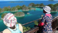 Wisatawan menikmati pemandangan geosite Piaynemo, Raja Ampat, Papua Barat, Selasa (26/10/2021).