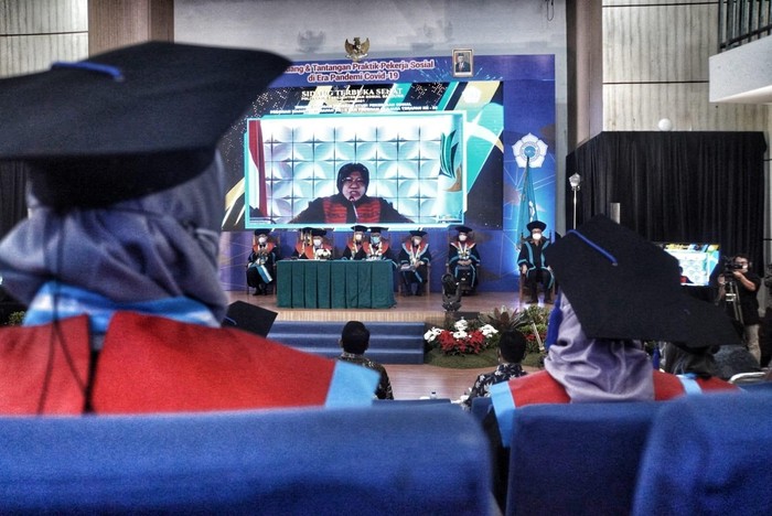 Risma di Wisuda Poltekesos