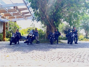 Salut! Pasutri Ini Keliling Indonesia Naik Motor