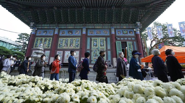 People wait to be monitored for possible side effects after receiving the Pfizer COVID-19 vaccine at a vaccination center in Seoul, South Korea, Monday, Oct. 25, 2021. (AP Photo/Ahn Young-joon)
