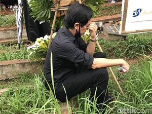 Addie MS Nangis di Pemakaman Oddie Agam