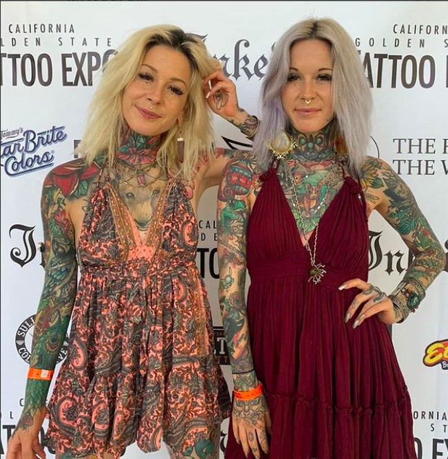 Kembar 26 tahun itu membuat desain tato warna-warni di tubuh mereka. Mulai dari gambar binatang dan kristal. Foto: dok. Instagram/@petunia.twins