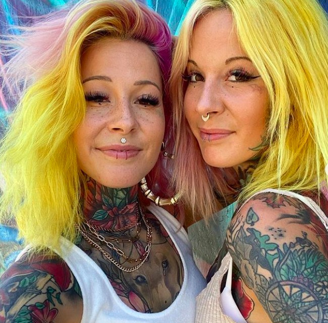 Baru-baru ini, Aline dan Alena saling mentato di wajah. Aline dan Alena yang merupakan asal Jerman itu memiliki bisnis tato. Foto: dok. Instagram/@petunia.twins