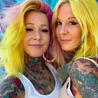 Baru-baru ini, Aline dan Alena saling mentato di wajah. Aline dan Alena yang merupakan asal Jerman itu memiliki bisnis tato. Foto: dok. Instagram/@petunia.twins