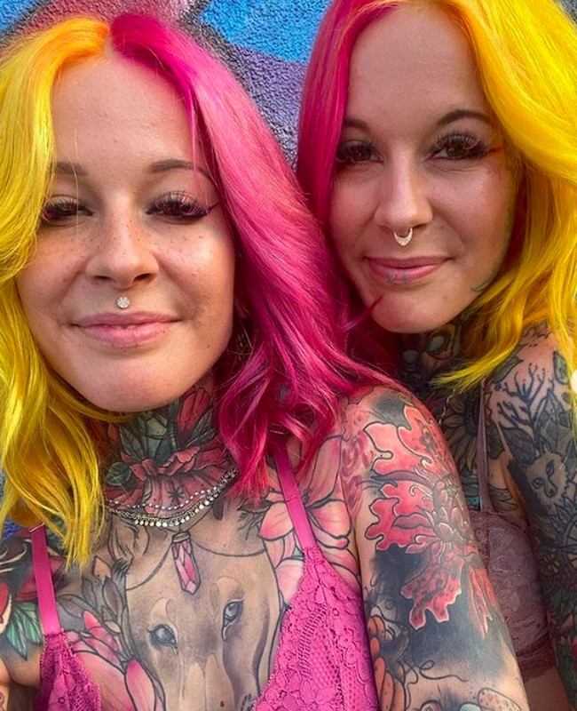 Tato-tato yang dibuat Aline dan Alena menggambarkan keceriaan bukan kesan seram. Warna-warna vibran menjadi ciri khasnya. Foto: dok. Instagram/@petunia.twins