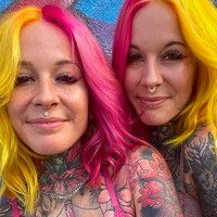 Tato-tato yang dibuat Aline dan Alena menggambarkan keceriaan bukan kesan seram. Warna-warna vibran menjadi ciri khasnya. Foto: dok. Instagram/@petunia.twins