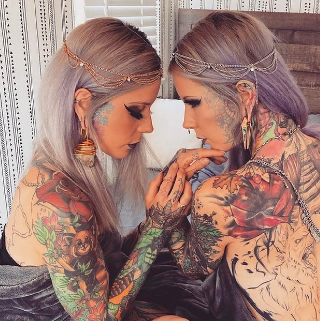Inspirasi tato yang dibuat berdasarkan sifat dan gaya hidup Aline dan Alina. Keduanya menjalani hidup vegan, sehingga mereka menawarkan tato vegan dari bahan natural. Foto: dok. Instagram/@petunia.twins
