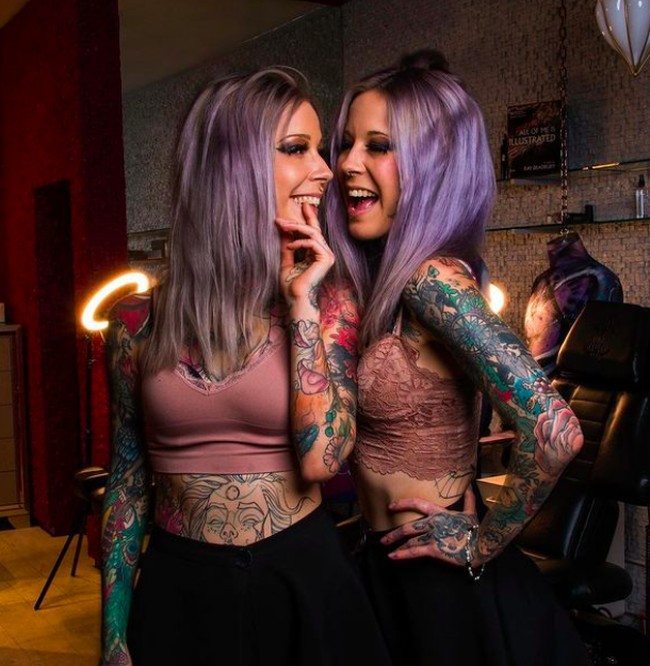 Studio tato mereka bernama Petunia Twin yang diambil dari nama bunga petunia. Karena bunga itu mencerminkan kami. Semua orang mencari cara terbaik untuk hidup dan tumbuh seperti bunga petunia, yang tumbuh dalam energi positif dan mengembangkan kekuatan, ungkap si kembar, seperti dikutip dari Voyage La. Foto: dok. Instagram/@petunia.twins