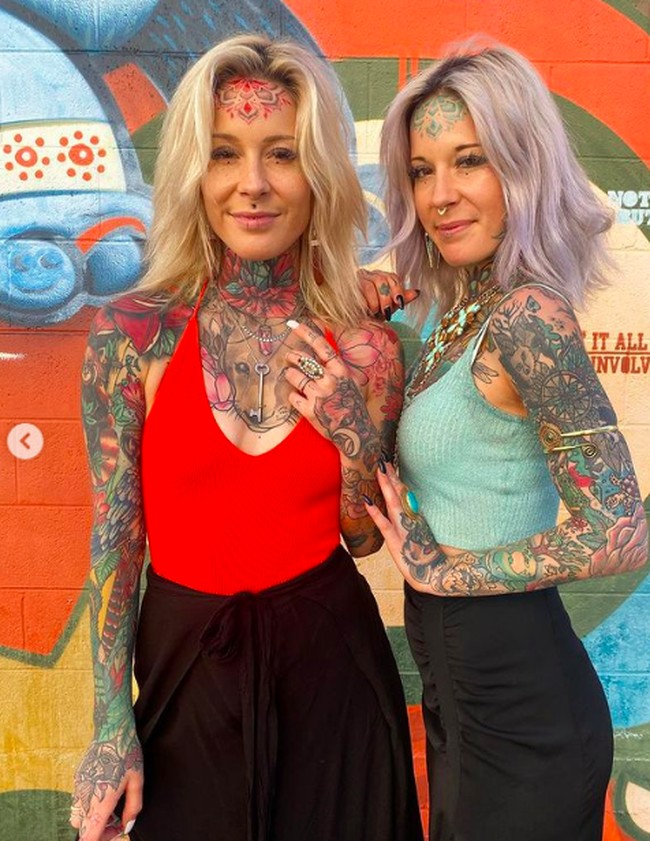 Punya ketertarikan dengan dunia seni tato, Aline dan Alena kursus tato sehingga mereka percaya diri membuat studio tato di Los Angeles. Foto: dok. Instagram/@petunia.twins