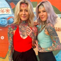 Punya ketertarikan dengan dunia seni tato, Aline dan Alena kursus tato sehingga mereka percaya diri membuat studio tato di Los Angeles. Foto: dok. Instagram/@petunia.twins