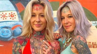 8 Pesona Kembar Identik yang Tubuhnya Penuh Tato Warna-warni