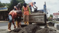 Setelah dikeruk, bekas aspal lama dibawa dengan truk ke basecamp.   
