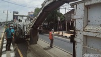 Aspal yang mulai bergelombang dan berlubang dikeruk dengan cold milling mechine (CMM).   