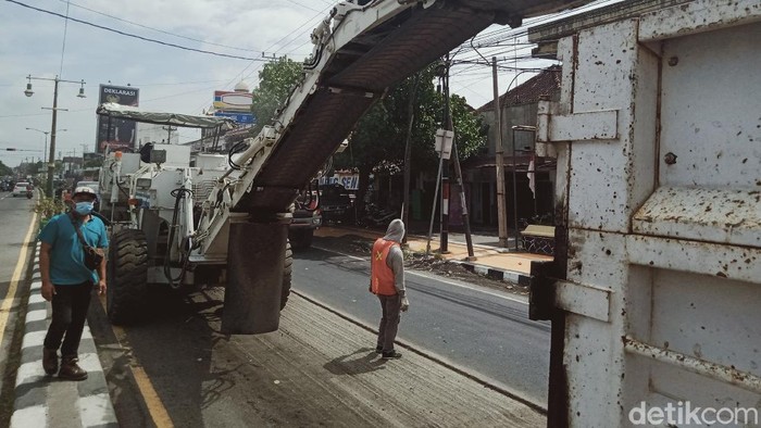Antisipasi Musim Hujan, Ruas Jalan Jogja-Solo Mulai Diperbaiki Menjelang musim hujan, ruas jalan Jogja-Solo di Kota Kecamatan Delanggu, Klaten, Jawa Tengah, Rabu (27/10/2021) diperbaiki.