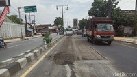 Setelah jalan dibersihkan, kemudian diberi dengan gelaran aspal yang baru.   