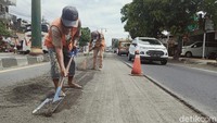 Pelaksana pengerukan, Licun, mengatakan tidak semua badan dan ruas jalan diperbaiki tetapi hanya dipilih yang mulai rusak sehingga saat hujan jalan sudah dalam kondisi baik.   