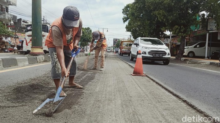 Menjelang musim hujan, ruas jalan Jogja-Solo di Kota Kecamatan Delanggu, Klaten, Jawa Tengah, Rabu (27/10/2021) diperbaiki.