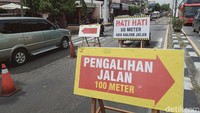Menjelang musim hujan, ruas jalan Yogya-Solo di Kota Kecamatan Delanggu, Klaten, Jawa Tengah, Rabu (27/10/2021) diperbaiki.   