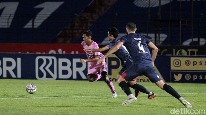 Arema FC gagal melanjutkan tren kemenangan di pekan sembilan BRI liga 1 musim ini. Bertemu Persita Tangerang, Singo Edan harus puas bermain imbang 2-2.