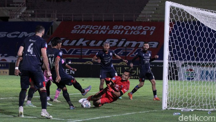 Arema FC gagal melanjutkan tren kemenangan di pekan sembilan BRI liga 1 musim ini. Bertemu Persita Tangerang, Singo Edan harus puas bermain imbang 2-2.